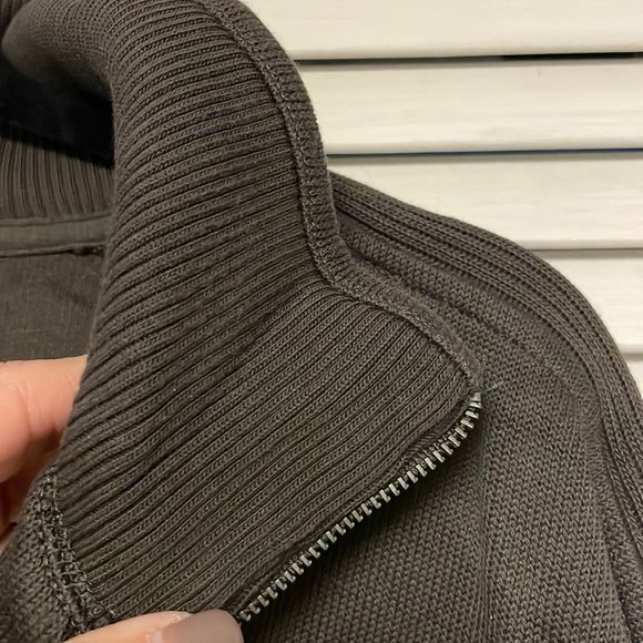 - Men’s size large, banana republic,  1/2 zip front top - Picture 4 of 5